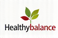 Zdrowe jedzenie i ręce trzymające świeże produkty, symbolizujące równowagę i dobre samopoczucie.